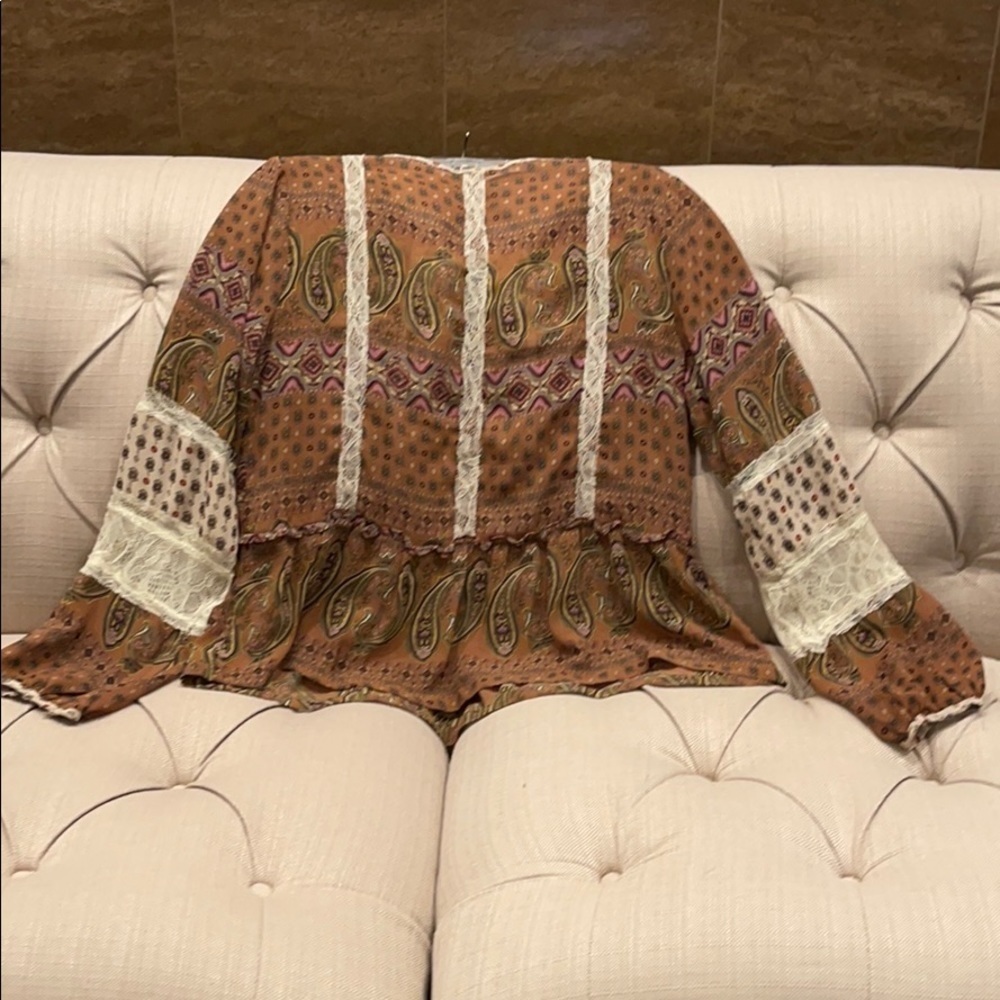 Q: GIMMICKS by BKE Bohemian Blouse Print Lace Detail Beige and Cream - Picture 5 of 8